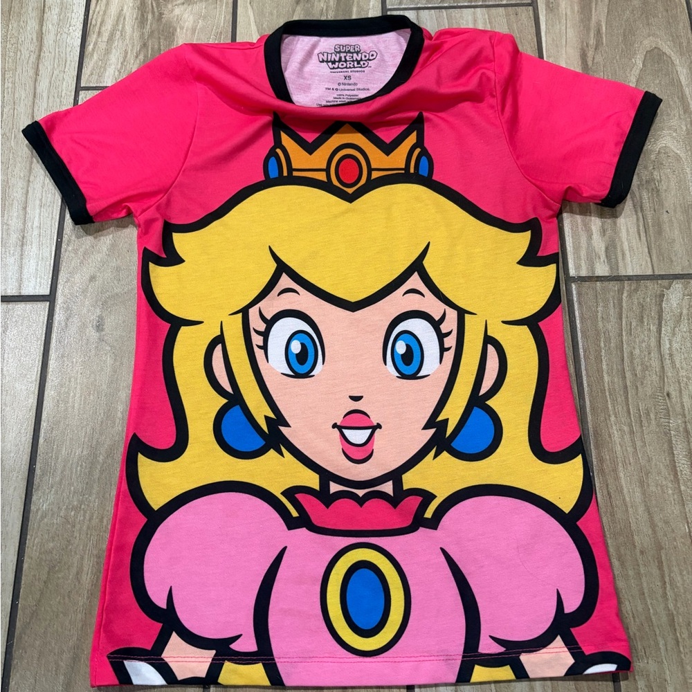 Super Nintendo World Princess Peach Pink Graphic Tee adult size XXS Used GoodCon